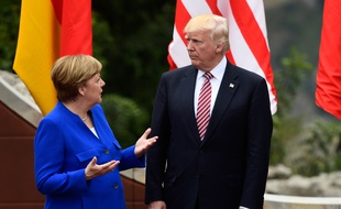 la chancelière allemande Angela Merkel parle avec le président américaine Donald Trump le 26 mai 2017 lors du sommet du G7 à Taormina.