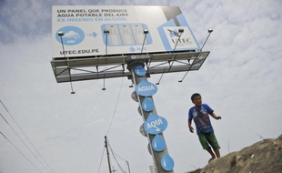 A première vue, c'est un panneau publicitaire géant comme il y en a tant sur la route menant aux stations balnéaires de la côte péruvienne, non loin de Lima, mais celui-ci présente l'inédite vertu de convertir l'humidité de l'air en eau potable pour les habitants d'un village perdu en plein désert.