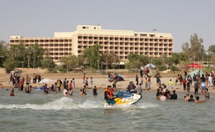 Des jet-skis slaloment sur l'eau, des familles pique-niquent sous des tentes colorées sur le rivage: la station balnéaire du lac Habbaniyah offre une oasis de calme relatif aux Irakiens fatigués des violences et des crises.