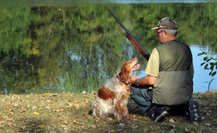 Un chasseur assis à côté de son chien (Archives).