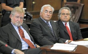 DSK, William W. Taylor (à g.) et Benjamin Brafman, ses avocats, le 23 août 2011, à New York.