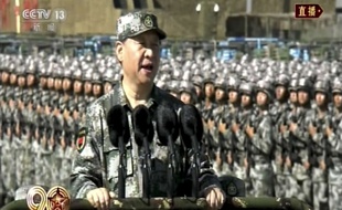 Le président chinois Xi Jinping inspecte les troupes à l'occasion du 90e anniversaire de la fondation de l'Armée rouge, le 30 juillet 2017.