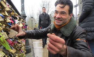 Philéas Fiquemon-alias Phileas Le Cléateur-, collectionneur de clés se proposent d'ouvrir les cadenas d'amours du Pont des Arts avant qu'ils ne disparaissent pour les restituer aux amoureux.