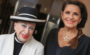 Christiane Lillio (à droite), en compagnie de Geneviève de Fontenay, lors du concours Miss prestige national, en 2015, à Strasbourg.
