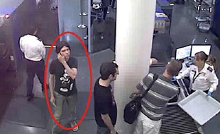 Photo non datée de Luka Rocco Magnotta repéré dans un aéroport.