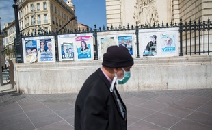 Des affiches municipales à Marseille.