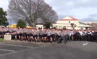 L'ensemble des élèves de la Palmerston North Boys' High School, en Nouvelle-Zélande, exécutent un haka en l'honneur de leur défunt professeur, Dawson Tamatea, le 24 juillet 2015.