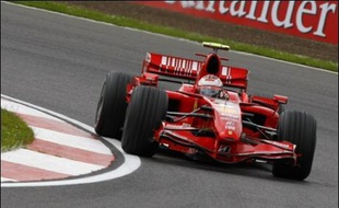 Le Finlandais Kimi Räikkönen (Ferrari) a attaqué le week-end du Grand Prix de Grande-Bretagne le mors aux dents, sa monoplace au cheval cabré reléguant tous ses adversaires à une demi-seconde lors des essais libres de vendredi.