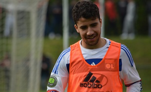 Yassin Fekir, ici lors d'un match disputé en avril 2016 avec la réserve de l'OL... et avec son grand frère Nabil.