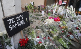 Devant le collège du Bois-d’Aulne, au lendemain de l'assassinat de Samuel Paty, à Conflans-Sainte-Honorine le 17 octobre 2020.
