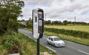 Une voiture qui passe à proximité d'un radar (image d'illustration).
