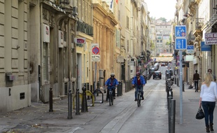 Marseille 23 NOVEMBRE 2014 Des cyclistes circulent dans une rue du centre-ville.