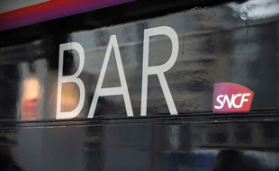 Le wagon bar d'un TGV de la SNCF.