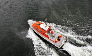 Un bateau des sauveteurs en mer (Illustration)