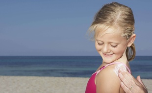 Pour bien protéger son enfant des méfaits du soleil, il faut être vigilant sur la qualité de la crème solaire que l'on choisit, et en appliquer une quantité suffisante.