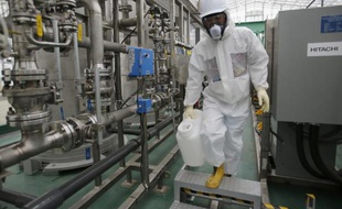 Un employé de Tepco le 12 novembre 2014 dans la centrale Fukushima Daiichi