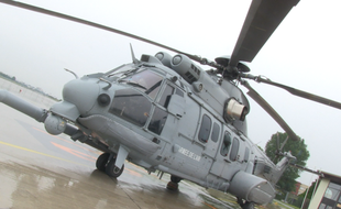 Un hélicoptère Caracal sur la base aérienne de Villacoublay, à l'occasion de la répétition du défilé aérien du 14 Juillet, le 9 juillet 2014.