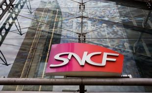 La SNCF a déposé une plainte contre un homme qui souhaitait se suicider lundi sur les voies à hauteur des Mureaux (Yvelines) et que des agents de l'entreprise ont empêché de passer à l'acte, a-t-on appris mercredi auprès de la SNCF qui confirmait une information du Parisien.