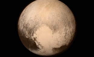 Pluton photographiée par New Horizons avant son survol du 14 juillet 2015.