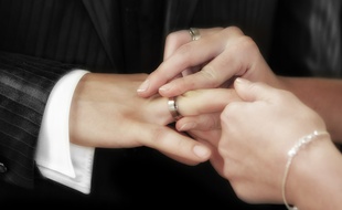 Illustration d'échange de vœux de mariage.