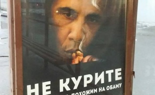 Une affiche contre le président américain, Barak Obama, a été placardée dans les abris-bus de Moscou (Russie).