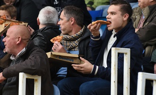 La pizza, meilleure amie du fan de foot.