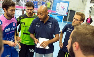 L'entraîneur des Irréductibles Yérime Sylla, lors du 8e de finale de Coupe de la Ligue contre Créteil.