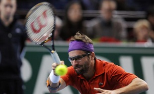 Arnaud Clément n'a pas fait le poids face au Serbe Novak Djokovic en 8e de finale de l'Open de Paris-Bercy, le 12 novembre 2009