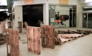 Capture d'écran d'une vidéo montrant un domino cascade géant dans le supermaché Cora de Pacé (35).