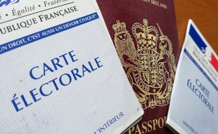 Une carte électorale française et un passeport britannique, à l'occasion des élections européennes 2019.