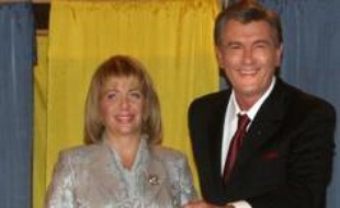 La formation de Mme Timochenko et celle du président Viktor Iouchtchenko, alliés lors de la Révolution orange pro-démocratique de 2004, obtiennent un total cumulé de 44,9% à 45,7% des suffrages, selon trois sondages de sortie des urnes.