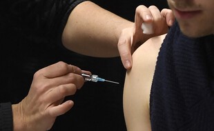 Le secret médical sur la vaccination pourrait être levé pour les adolescents.