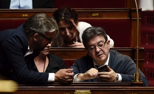 Jean-Luc Mélenchon en train d'annuler sa location de vacances, après l'annonce de la prolongation des travaux parlementaires jusqu'au 9 août.