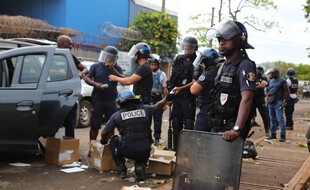 Des affrontements ont éclaté entre des habitants de la commune et des forces de l'ordre, le 26 février 2021.