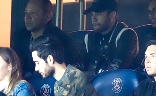 Neymar et son père dans les tribunes du Parc des Princes lors du 8e de finale retour de Ligue des champions contre Manchester United, le 7 mars 2019.