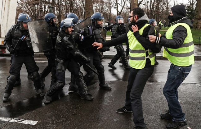 «Gilets jaunes» à Paris: Un homme suspecté de violences contre trois policiers à moto mis en examen