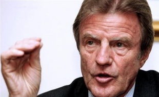 Un Français travaillant pour une association humanitaire, Pascal Marlinge, a été "sauvagement assassiné" dans l'est du Tchad, a déclaré jeudi le ministre des Affaires étrangères Bernard Kouchner dans un communiqué.