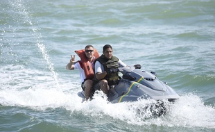 Cette photo du footballeur allemand Lukas Podolski faisant du jet-ski a été utilisé par un site d'information proche de l'extrême droite pour illustrer un papier sur un gang de trafiquants de migrants.