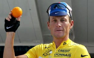 Lance Armstrong reçoit le prix orange sur le Tour en 2003. Ce prix récompense le coureur le plus fair play de la course. Pourtant Armstrong a été très peu apprécié tout au long de sa carrière. En 2002, il avait d'ailleurs été le grand vainqueur du prix citron, celui qui récompense le cycliste le moins sympa du peloton.