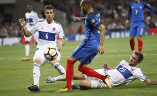 Layvin Kurzawa va rater un centre.