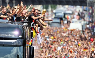 Les Allemands fêtent leurs champions du monde à Berlin, le 15 juillet 2014.