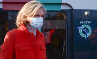 Déplacement de Valérie Pécresse, présidente de la Région Ile-de-France sur le quai de RER B a la Courneuve, le 15 mai 2020.