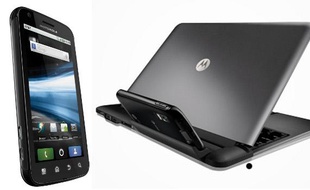 L'Atrix, un smartphone de Motorola à gauche, et «docké» sur une station de travail, à droite