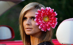Le mannequin Heidi Klum pose lors de la fête d'anniversaire des 50 ans de la poupée Barbie à Malibu, Californie, le 9 mars 2009.