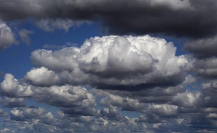 Quelque 43 départements dans le nord de la France et le long d'un axe entre Lille et Montpellier étaient placés sous vigilance orange vendredi par Météo France, dans son bulletin de 16H00, en raison des risques d'orages violents.