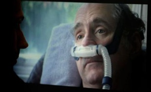 Un homme visionne un extrait de «Right to die?» le film montrant la fin de vie de Craig Ewert (D), projeté mercredi 10 décembre 2008 en Grande-Bretagne.