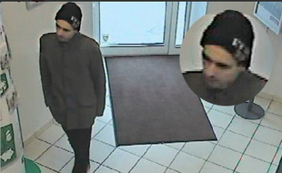 Capture d'écran d'un tweet montrant l'homme soupçonné filmé par des caméras de vidéosurveillance.
