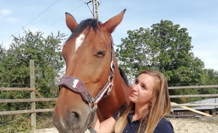 Morgane Schutz est Equicoach et apprend aux gens à retrouver confiance en eux grâce aux chevaux.