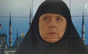 La chancelière allemande Angela Merkel, portant un voile grâce à un photomontage de la chaîne ARD, en octobre 2015.