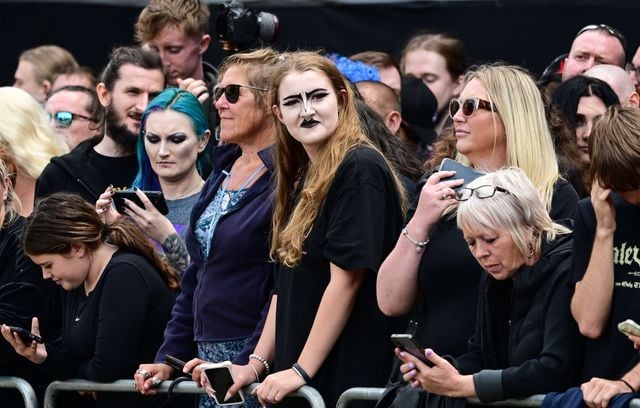 Fans de Black Sabbath, amateurs de heavy metal, habitants de Birmingham et simples curieux étaient réunis par milliers pour cet ultime hommage. Certains criaient « Merci Ozzy » au passage du cortège.